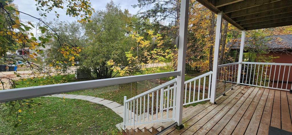 189 6th Street, Gimli &middot; the front deck and steps down to the lawn