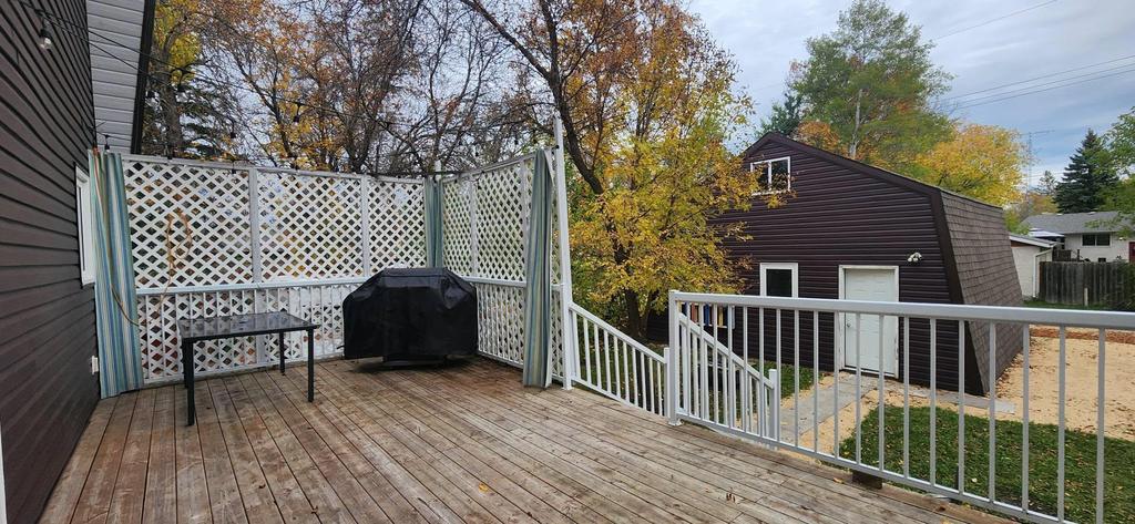 189 6th Street, Gimli &middot; the rear deck with a lattice privacy screen