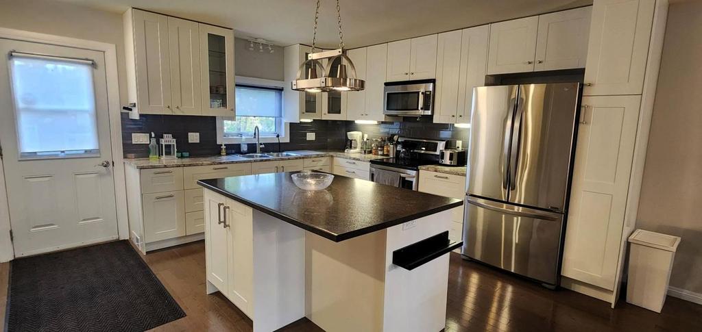 189 6th Street, Gimli &middot; the kitchen island beside the back door