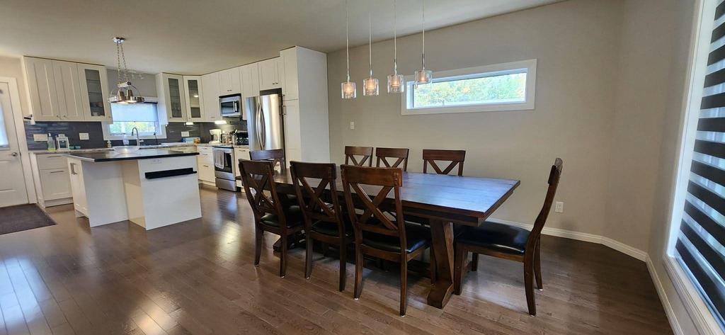 189 6th Street, Gimli &middot; dining area off the kitchen