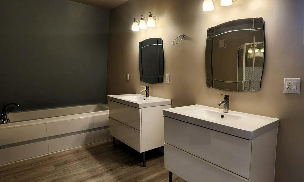 189 6th Street, Gimli &middot; upstairs bathroom with a jetted tub and double vanity