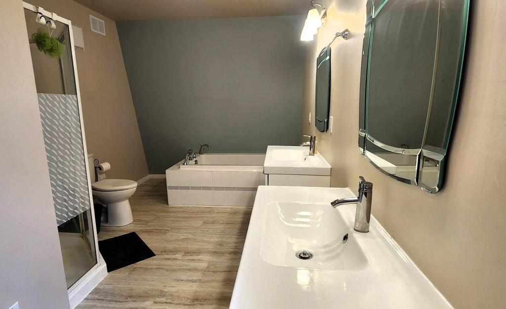 189 6th Street, Gimli &middot; upstairs bathroom with tub and shower