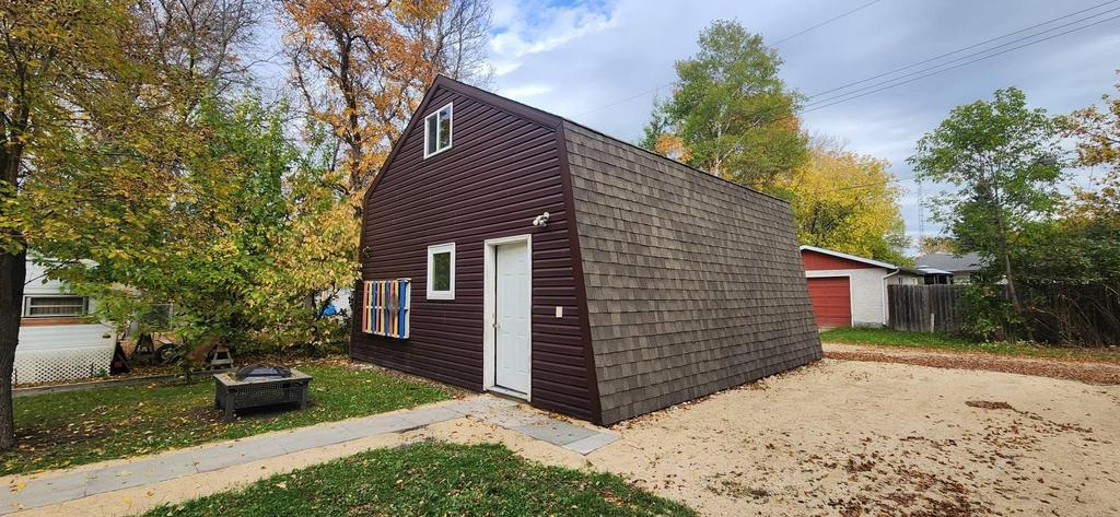 189 6th Street, Gimli &middot; the double detached garage from the yard