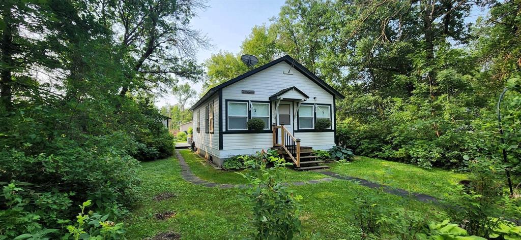2 Maplewood Avenue, Whytewold · front exterior and walkway