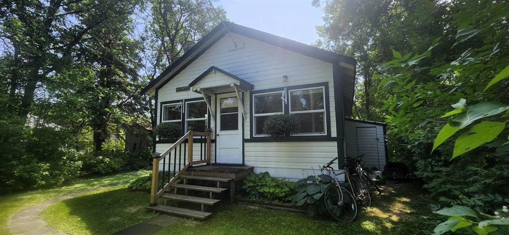 2 Maplewood Avenue, Whytewold · front exterior with side storage