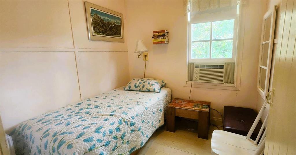2 Maplewood Avenue, Whytewold · bedroom with window air conditioner