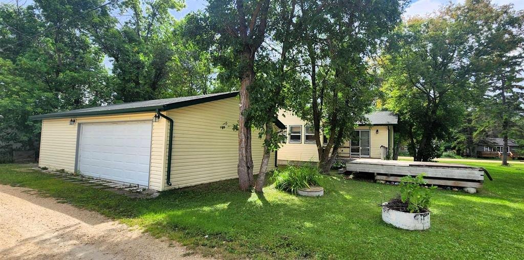 325 Epsilon Avenue, Winnipeg Beach &middot; the oversized detached garage seen from the driveway