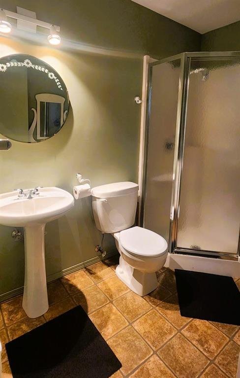 325 Epsilon Avenue, Winnipeg Beach &middot; second bathroom with a corner shower and pedestal sink
