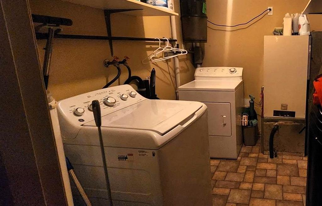 325 Epsilon Avenue, Winnipeg Beach &middot; main-floor laundry room with washer and dryer