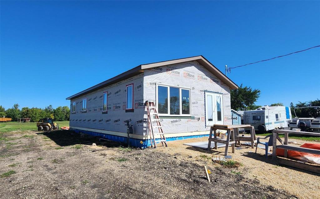 349 Kernstead Road &middot; the build from the side, showing its length along the lot