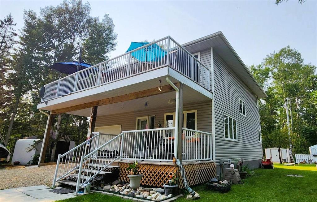 35 Thorvaldson Drive, Arnes · front elevation with the covered lower deck and upper deck above