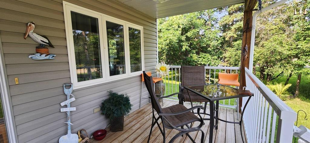 35 Thorvaldson Drive, Arnes · front entrance deck and steps