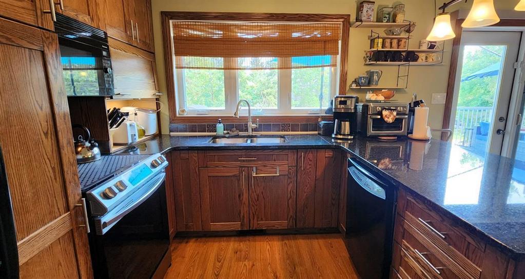 35 Thorvaldson Drive, Arnes · kitchen, upper level
