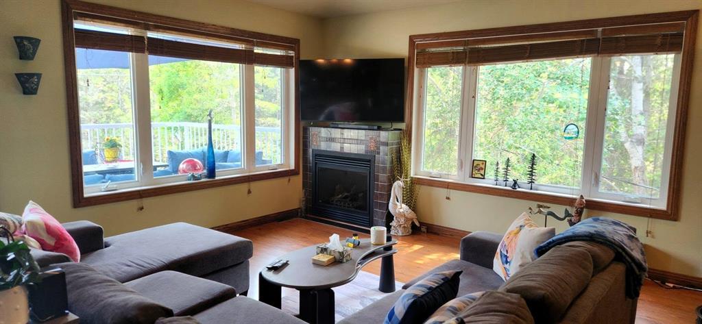 35 Thorvaldson Drive, Arnes · living room, upper level