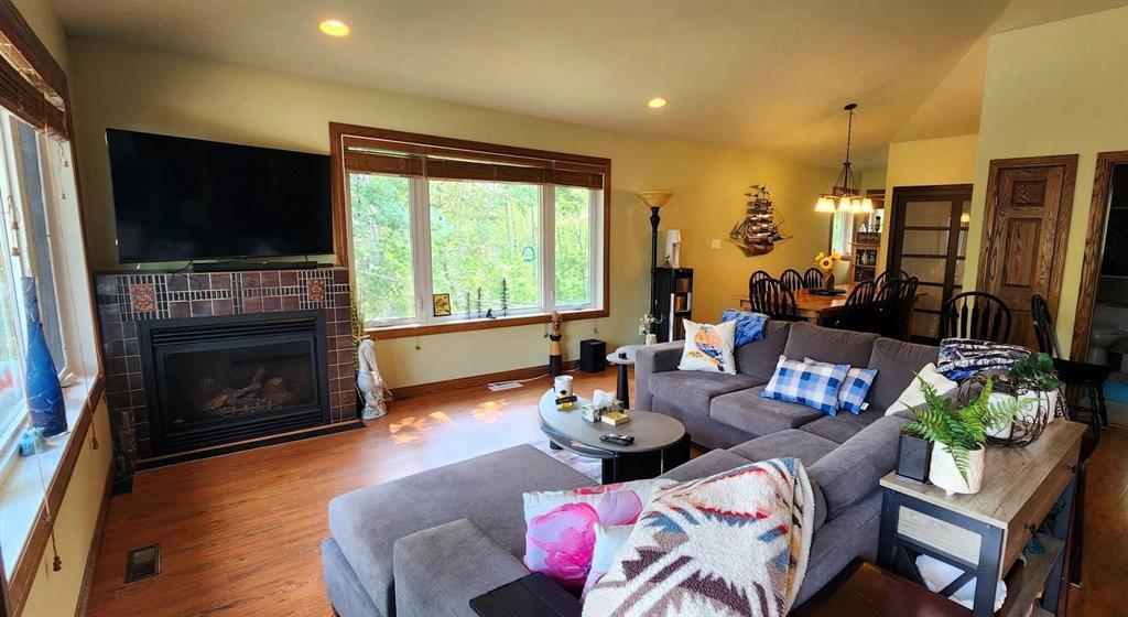 35 Thorvaldson Drive, Arnes · living room, upper level