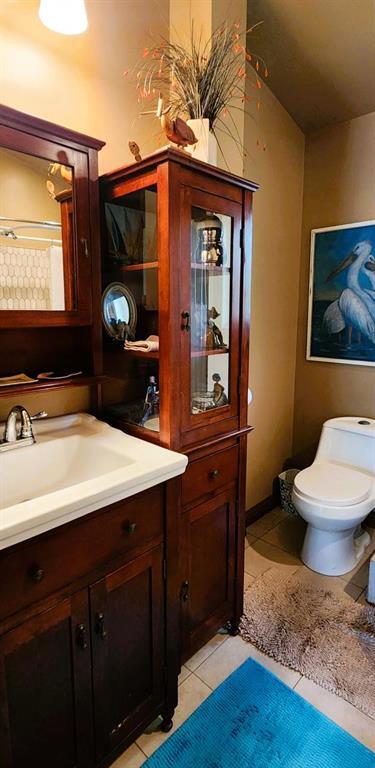 35 Thorvaldson Drive, Arnes · bathroom, upper level