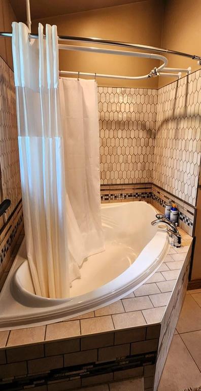 35 Thorvaldson Drive, Arnes · bathroom, upper level