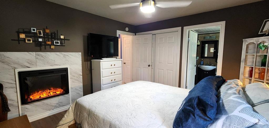 35 Thorvaldson Drive, Arnes · primary bedroom, main level