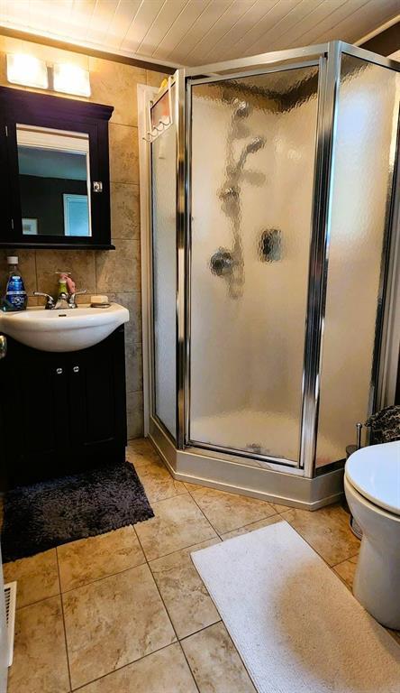 35 Thorvaldson Drive, Arnes · primary bedroom ensuite, main level