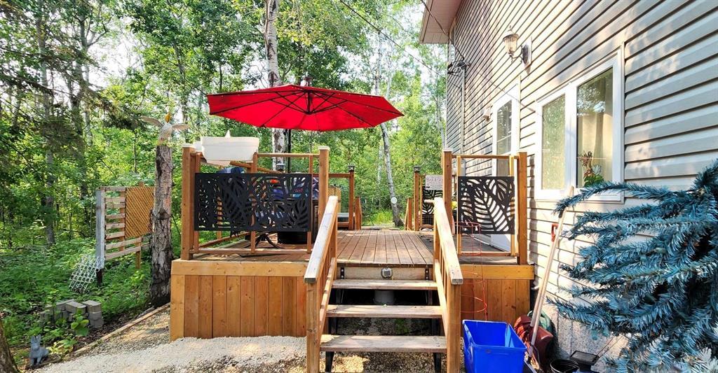 35 Thorvaldson Drive, Arnes · two-tier side deck