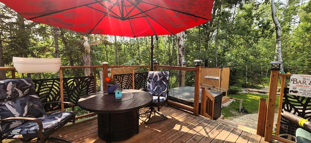 35 Thorvaldson Drive, Arnes · two-tier side deck with the hot tub
