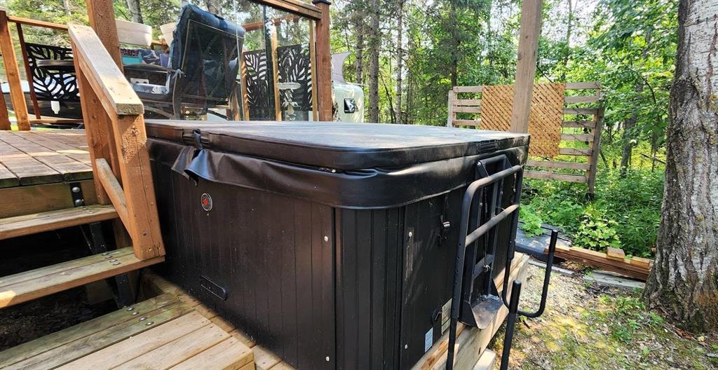 35 Thorvaldson Drive, Arnes · hot tub