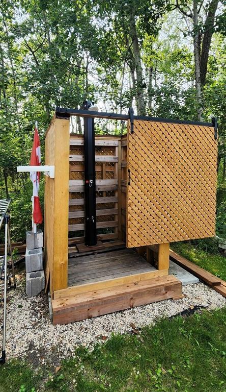 35 Thorvaldson Drive, Arnes · outdoor shower with hot and cold water