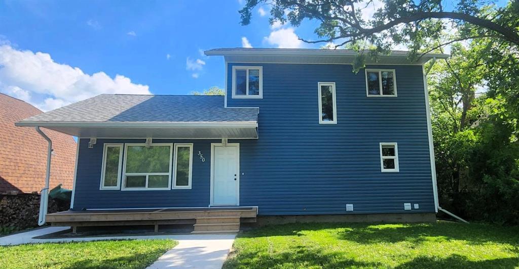 350 Park Avenue, Winnipeg Beach — navy two-storey front exterior