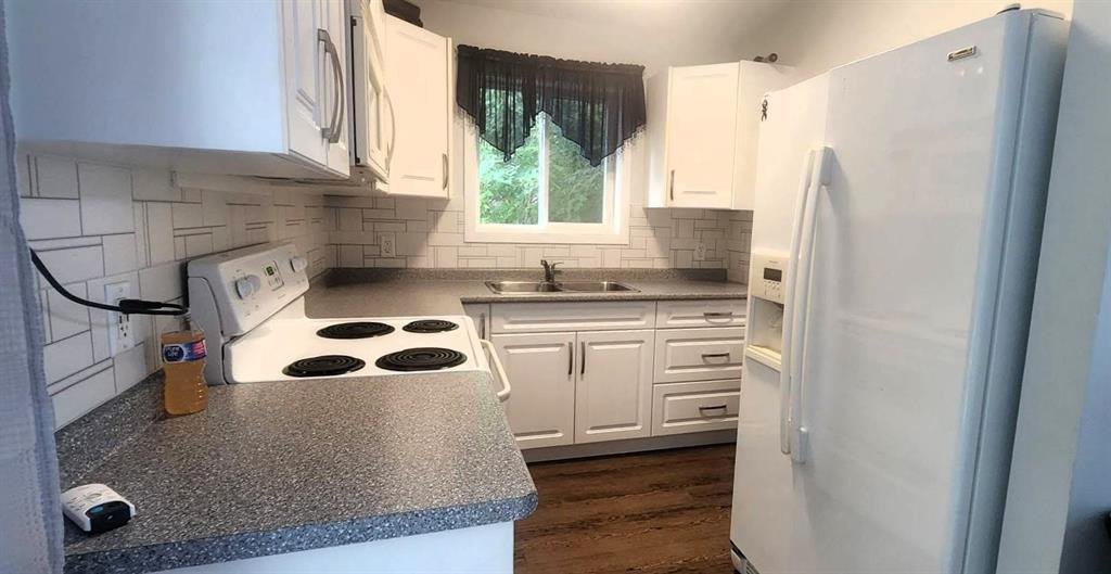 41 Little Deer Road &middot; kitchen with electric range, refrigerator and tiled backsplash