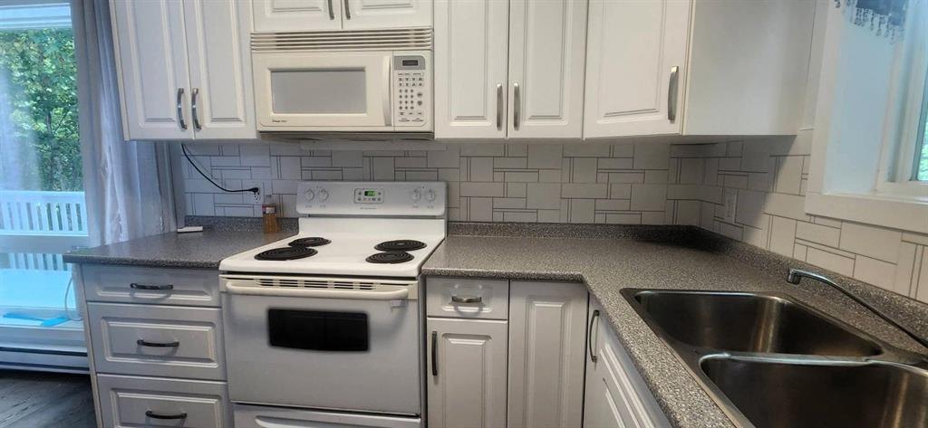 41 Little Deer Road &middot; kitchen counter with double sink and microwave