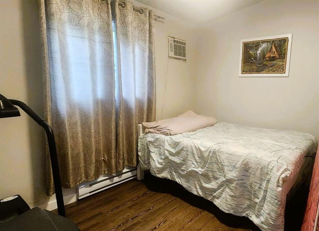 41 Little Deer Road &middot; bedroom with a double bed and wall air conditioner