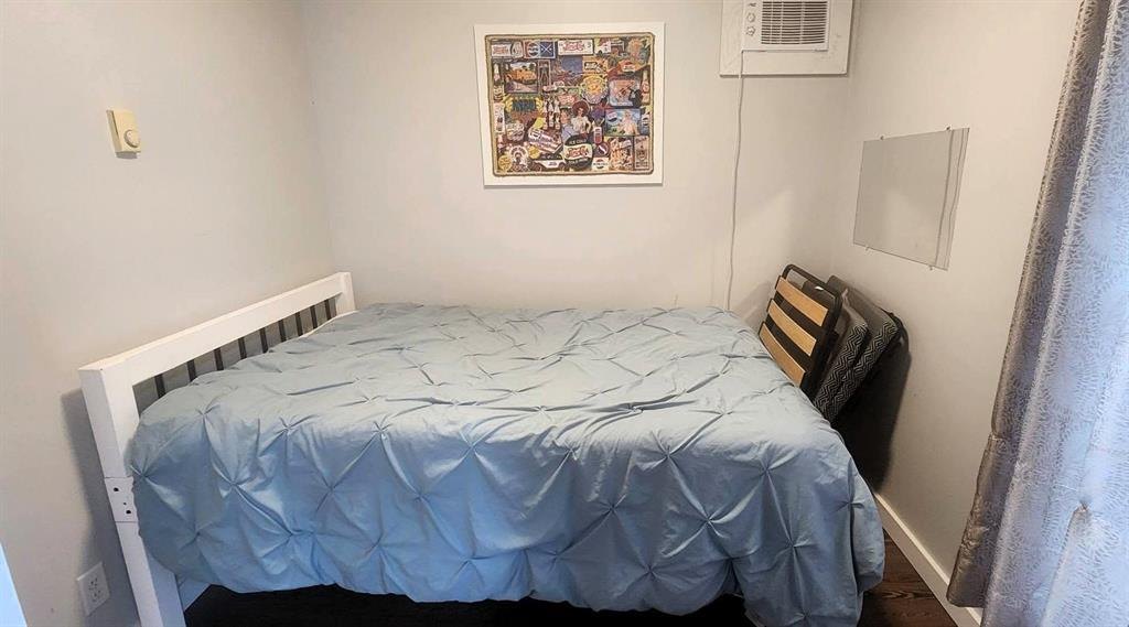 41 Little Deer Road &middot; second bedroom with a double bed