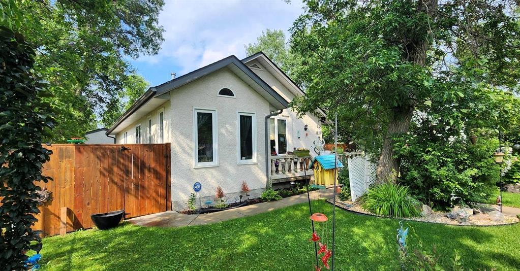413 Pleiades Avenue, Winnipeg Beach — exterior