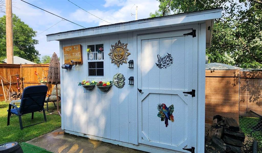 413 Pleiades Avenue, Winnipeg Beach — garage