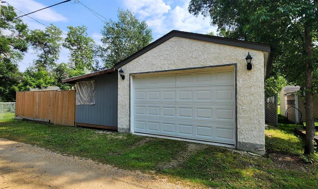 413 Pleiades Avenue, Winnipeg Beach — exterior