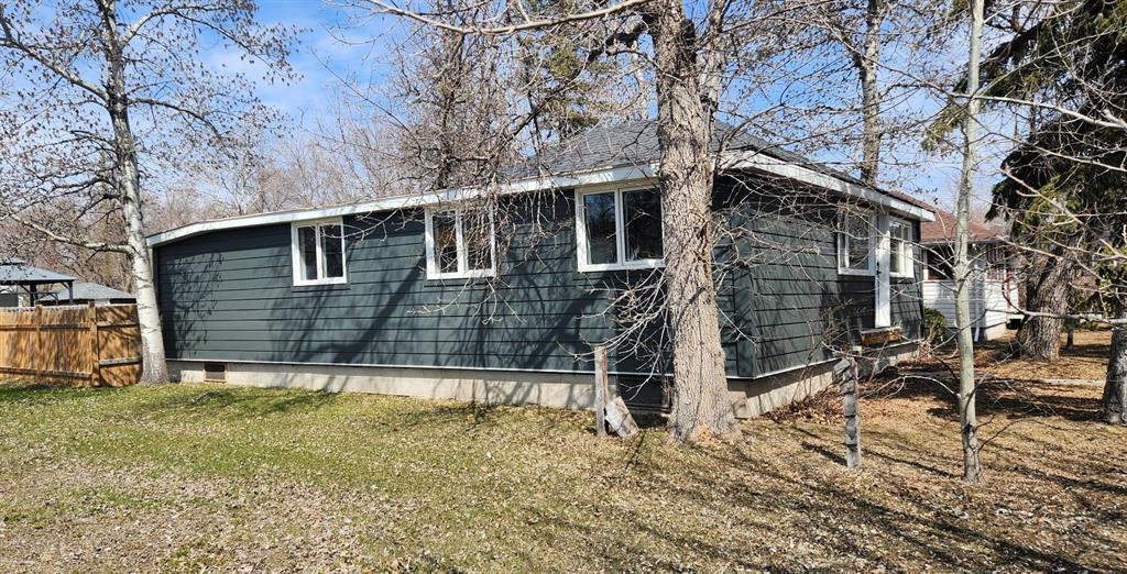 414 PTH 9 Highway, Winnipeg Beach &middot; the long side of the house and the yard
