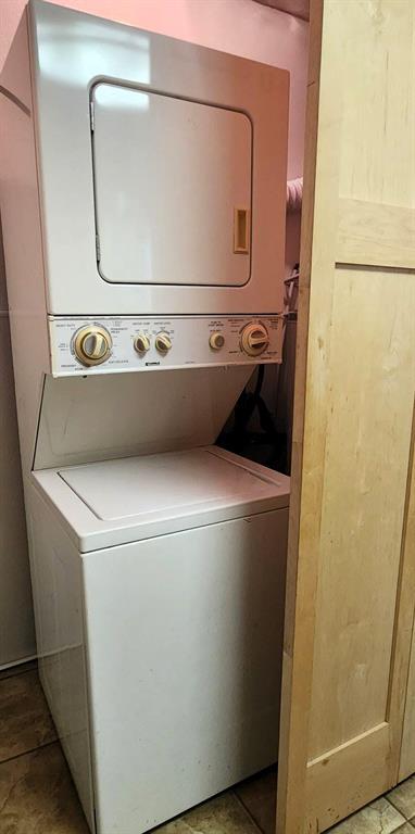 418 Oak Avenue, Winnipeg Beach · stacked washer and dryer in the laundry closet