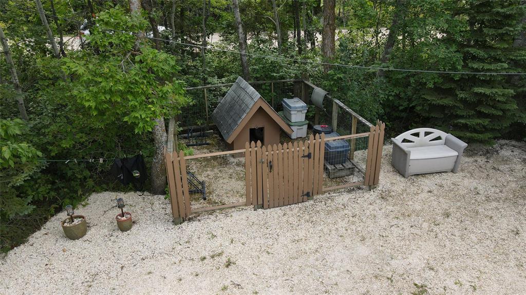 560 Prospect Street, Winnipeg Beach · fenced dog run with its own shelter