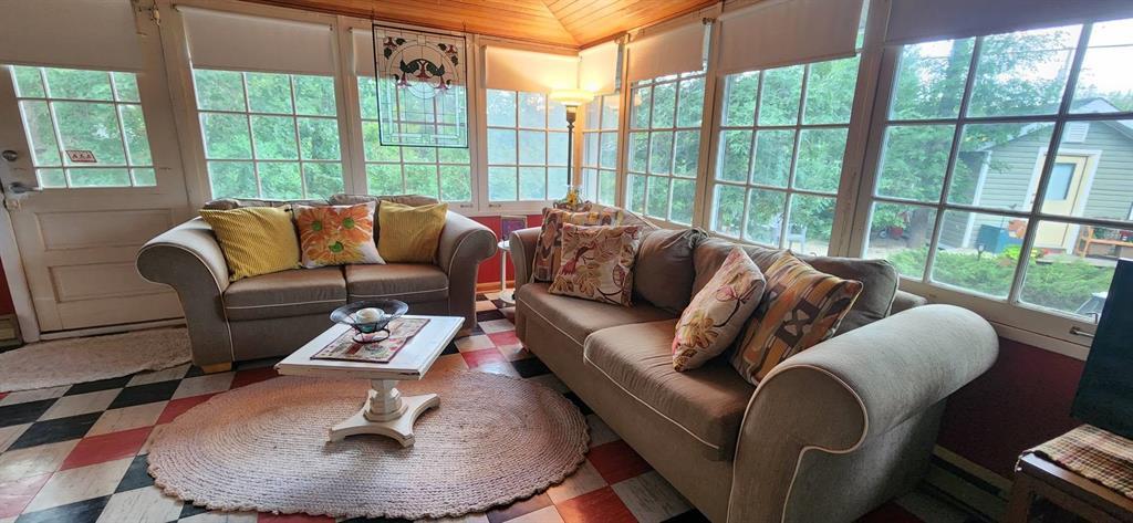 560 Prospect Street, Winnipeg Beach · family room with sofas and windows down both sides