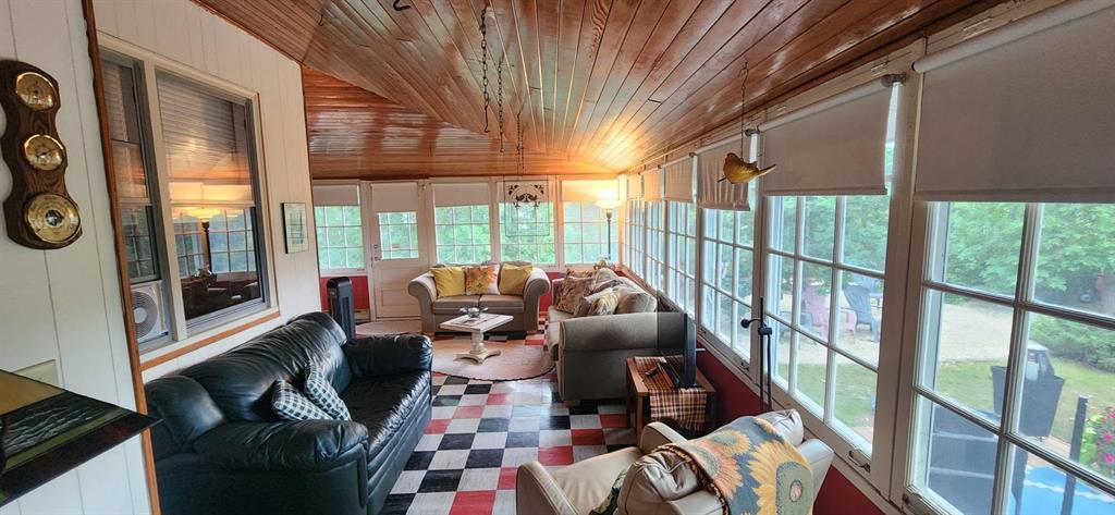 560 Prospect Street, Winnipeg Beach · family room looking the other way toward the porch