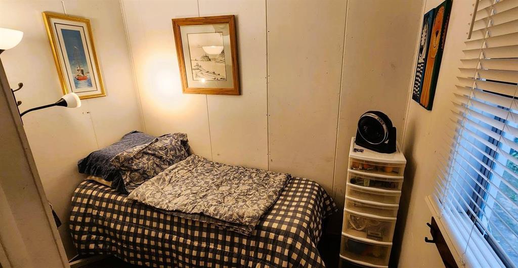 560 Prospect Street, Winnipeg Beach · fourth bedroom with a single bed and blinds