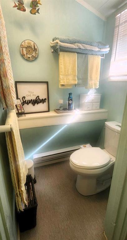 560 Prospect Street, Winnipeg Beach · bathroom with a vanity, toilet and window