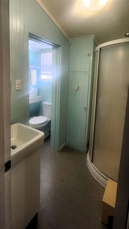 560 Prospect Street, Winnipeg Beach · bathroom shower stall and sink
