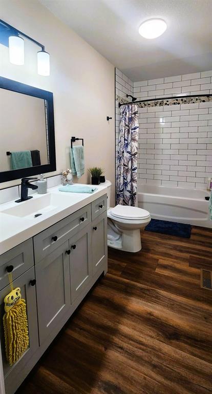 7 Surtsey Road, Sandy Hook · main bathroom with tub and shower surround