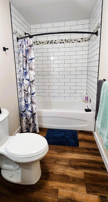 7 Surtsey Road, Sandy Hook · main bathroom tub and tiled surround