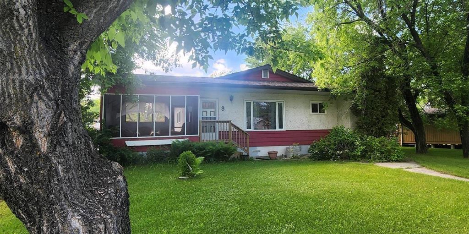 8 1st Avenue Gimli, front exterior