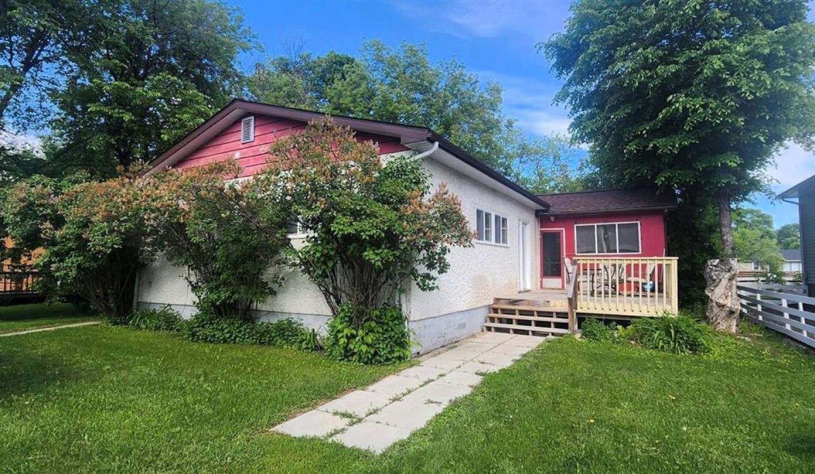 8 1st Avenue Gimli, side view with deck