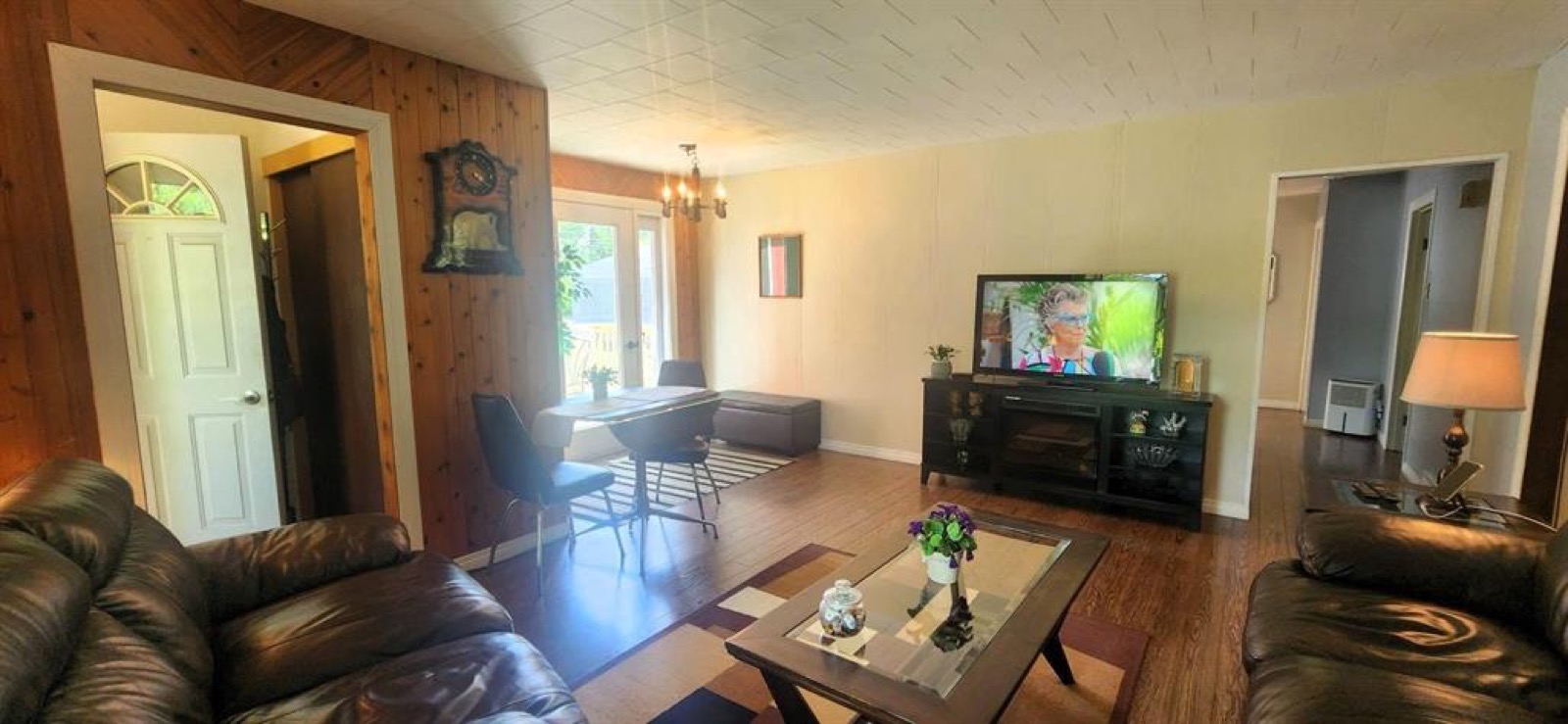 8 1st Avenue Gimli, living room