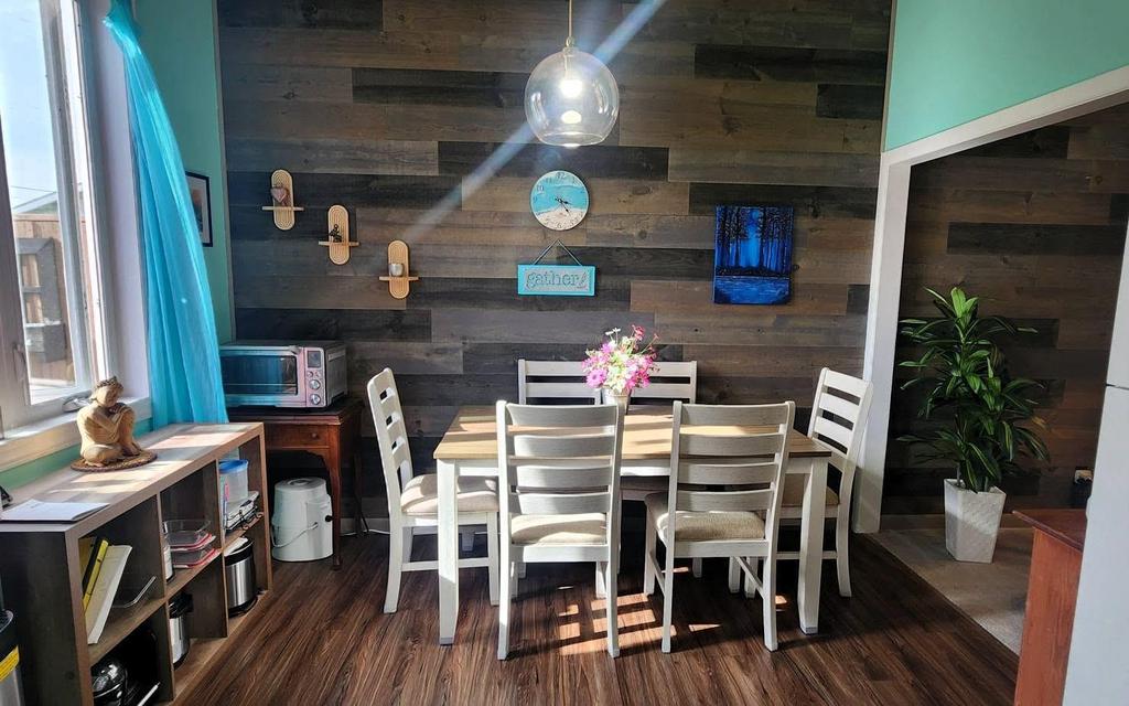 82 Willow Drive, Aspen Park &middot; dining table beside the kitchen