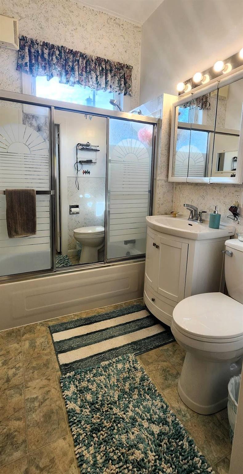 82 Willow Drive, Aspen Park &middot; four-piece bathroom with tub and shower